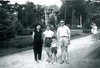 A 5 ans avec mes parents et ma cousine Nelly à La Baule